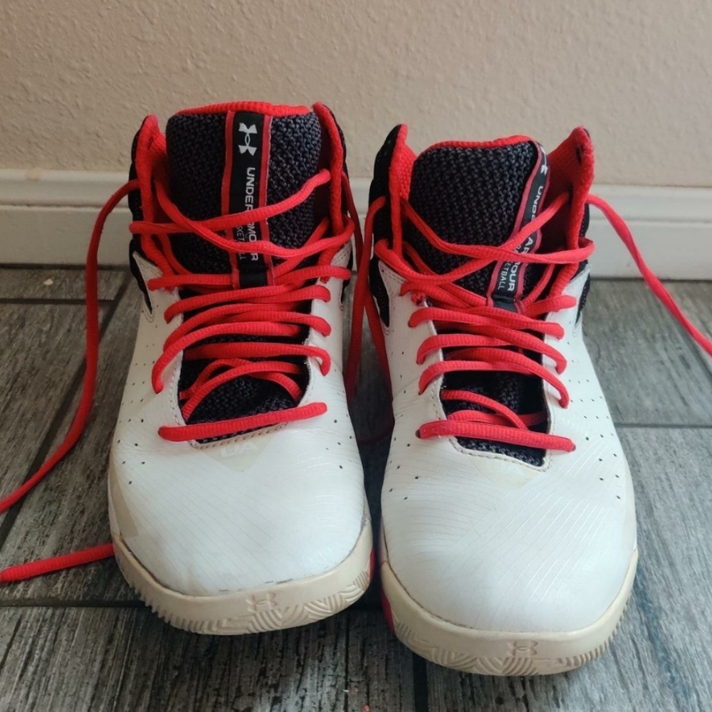 UNDER ARMOUR BASKETBALL SHOES (WHITE/RED/BLACK) SIZE:8
